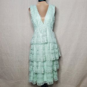 ☆NWT Gianni Bini Sky VNeck Lace Tiered Dress Size 4 Mint Green